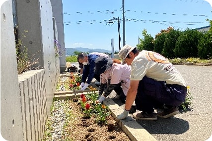 Planting activities with people from a local welfare facility for people with disabilities01