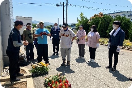 Planting activities with people from a local welfare facility for people with disabilities02
